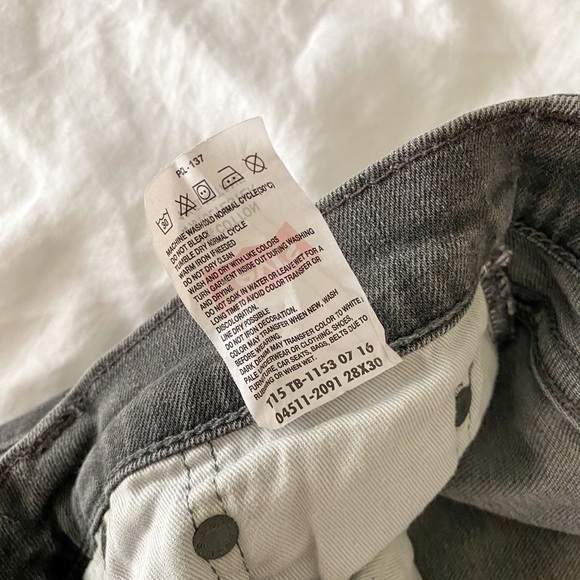 2/$40💜 CLOSET CLEAN OUT: Levi’s shorts - Picture 8 of 10